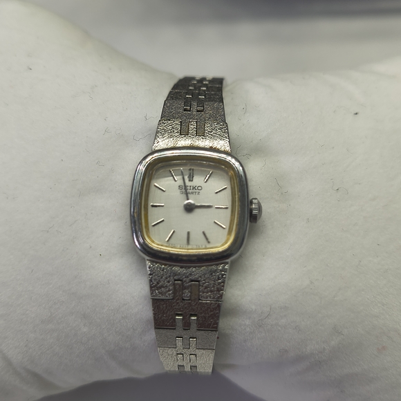 Vintage Seiko Women\'s Silver and Gold Watch main image 8
